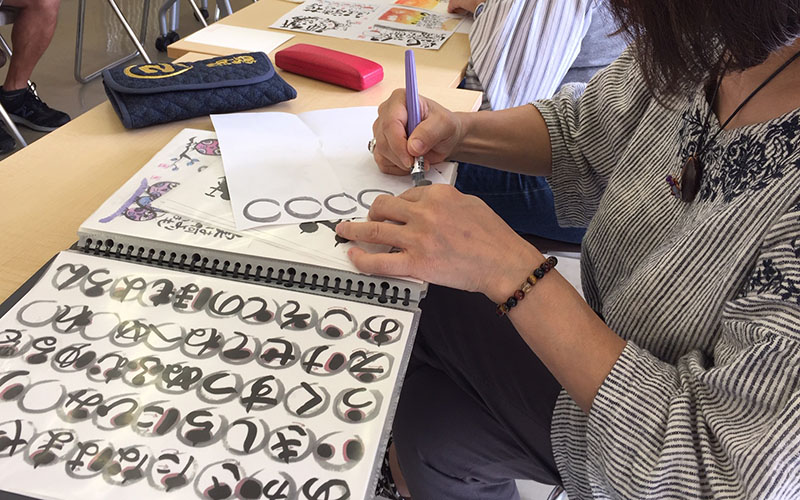 ともも人物図　【己書びゃっこ道場主宰　井上 雅美】己書（おのれしょ）で気持ちほっこり ！縁結び（179号）